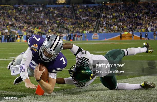 Collin Klein of the Kansas State Wildcats scores a second quarter touchdown against the defense of Ifo Ekpre-Olomu of the Oregon Ducks during the...