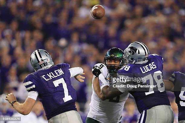 Collin Klein of the Kansas State Wildcats throws a pass over the defense of Arik Armstead of the Oregon Ducks during the Tostitos Fiesta Bowl at...