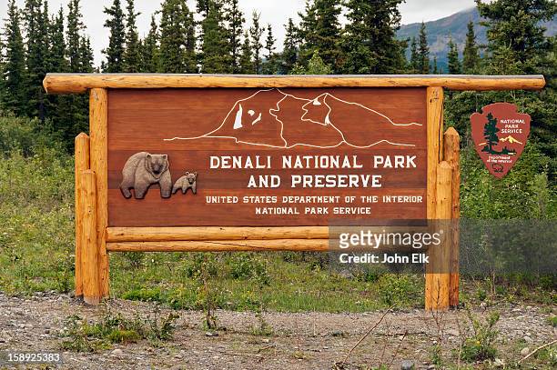 denali np entry sign - denali national park foto e immagini stock