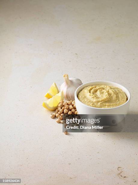 bowl of houmous with chickpeas - hummus - fotografias e filmes do acervo