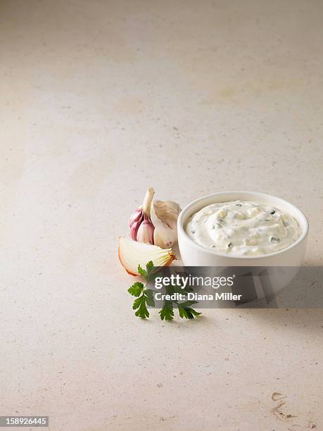 bowl of onion garlic dip - dip stockfoto's en -beelden