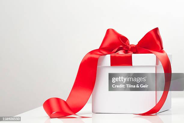 red ribbon on gift box - san valentino festività pubblica foto e immagini stock