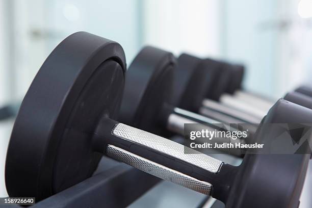 close up of free weights in gym - fitnessapparatuur stockfoto's en -beelden