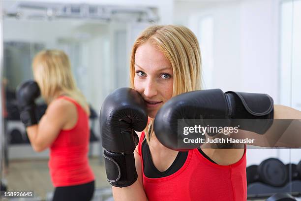 boxer training with gloves in gym - fighting stance 個照片及圖片檔