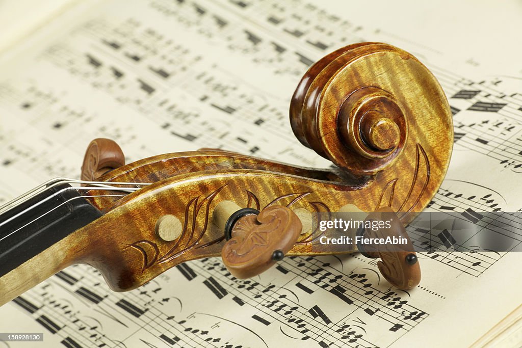 Voluta del violín en música de fondo