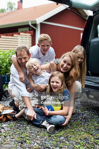 portrait of cheerful family enjoying holiday outdoors - familie mit vier kindern stock-fotos und bilder