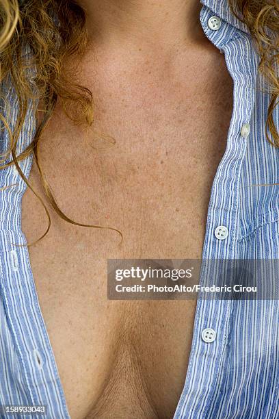 close-up of mature woman's chest and cleavage - weibliche brust stock-fotos und bilder