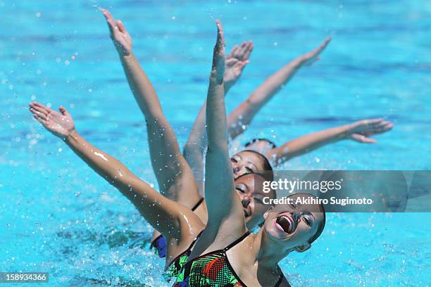 group of synchronized swimmers performing in swimming pool - synchronized swimming stockfoto's en -beelden