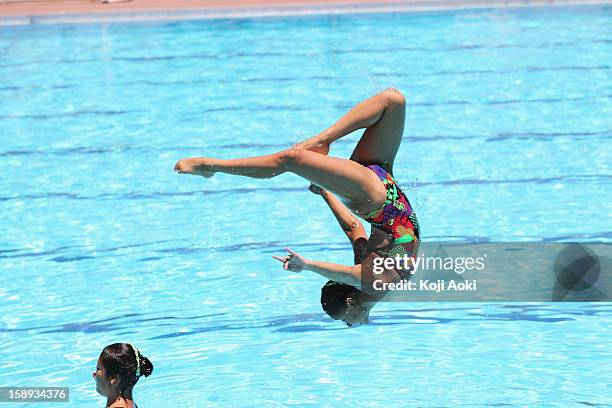 swimmers performing agility - synchronized swimming photos et images de collection