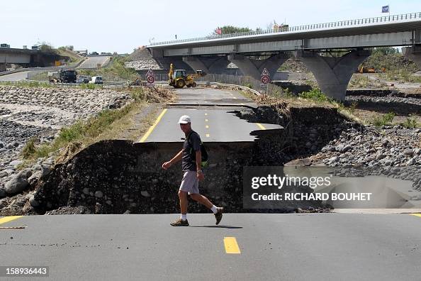 TOPSHOT-FRANCE-OVERSEAS-REUNION-WEATHER-CYCLONE TOPSHOT-FRANCE-OVERSEAS-REUNION-WEATHER-CYCLONE