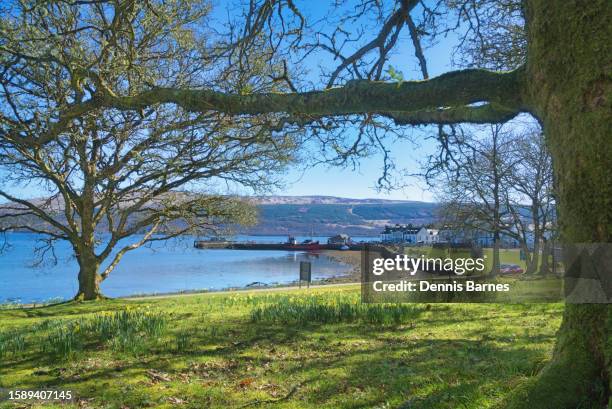 looking east across loch fine frontage to harbour and pier at inveraray town.    inveraray is a small historic town in argyll and bute, scotland, uk - argyll and bute stock-fotos und bilder