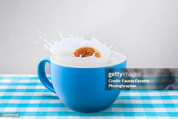 splashcup - blue cup photos et images de collection