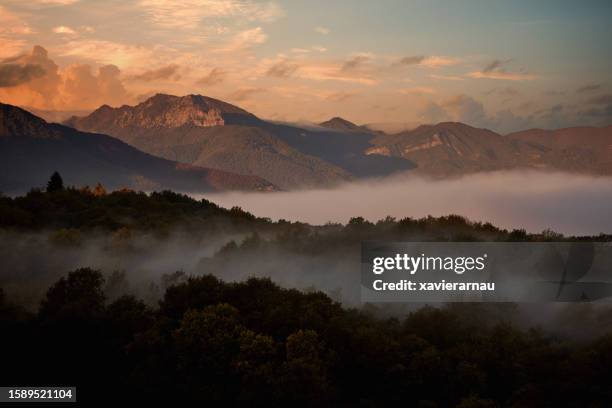 montañas de los pirineos en la frontera entre francia y españa - catalonia fotografías e imágenes de stock