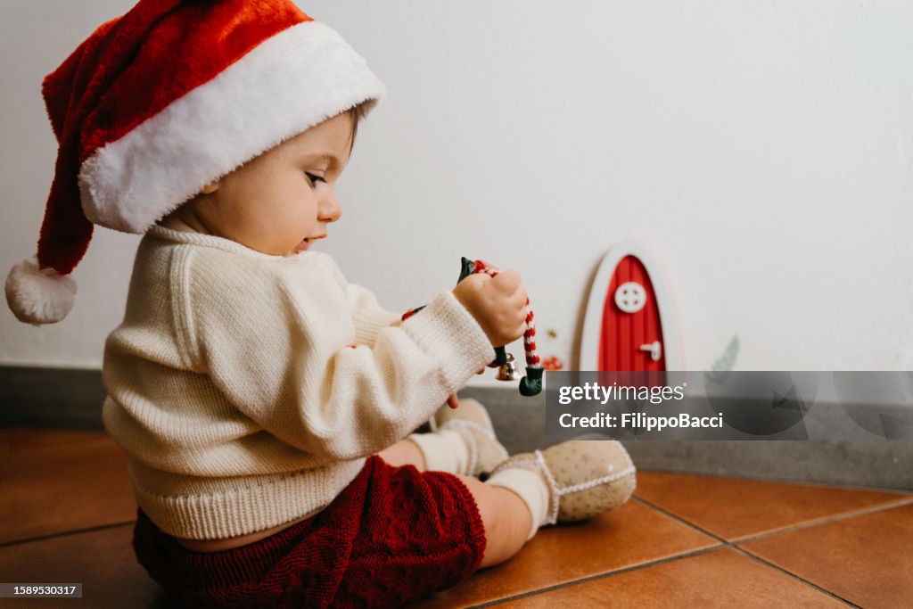 Kleines Kind sitzt in der Nähe einer Gnomentür
