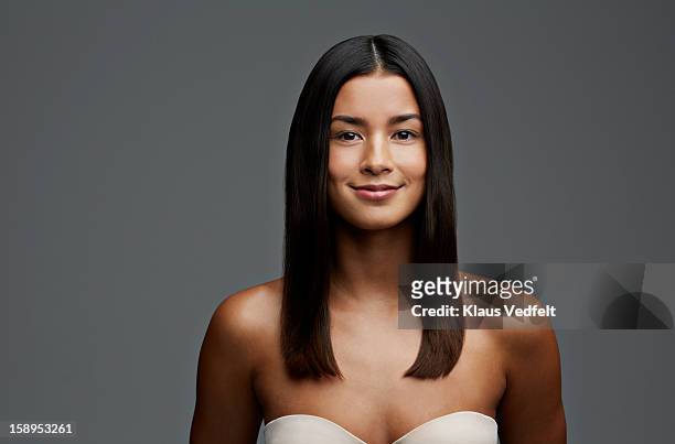 beauty portrait of woman smiling to camera - straight hair foto e immagini stock