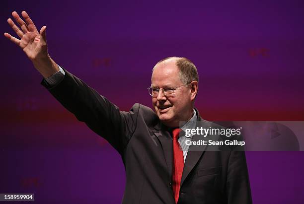 Peer Steinbrueck, chancellor candidate of the German Social Democrats , waves after speaking at a Lower Saxony SPD state election rally on January 4,...