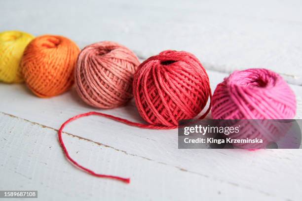 threads - gomitolo di lana foto e immagini stock