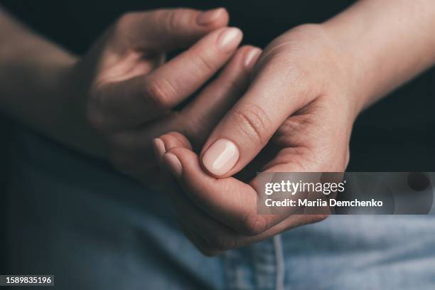 female hands with pink nude gel nails - huidkleurig stockfoto's en -beelden