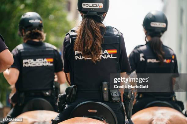 detalle de policías a caballo - cuerpo de policía fotografías e imágenes de stock