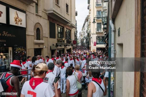 rua lotada em pamplona - pamplona - fotografias e filmes do acervo