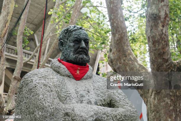 ernest hemingway statue with san fermin red neckerchief - pamplona imagens imagens e fotografias de stock