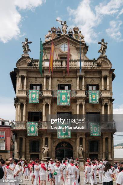 pamplona city hall - pamplona foto e immagini stock