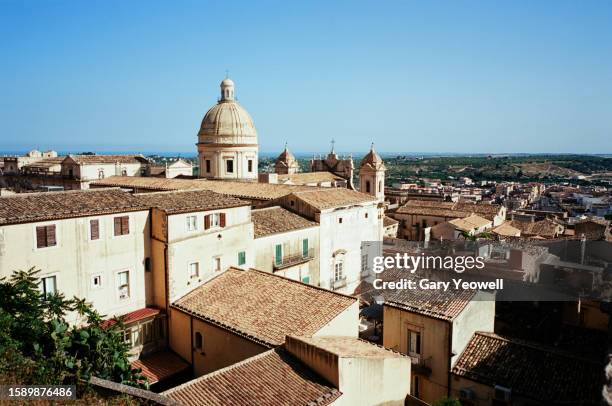 elevated view over rooftops in noto, sicily - st nicholas cathedral stock-fotos und bilder