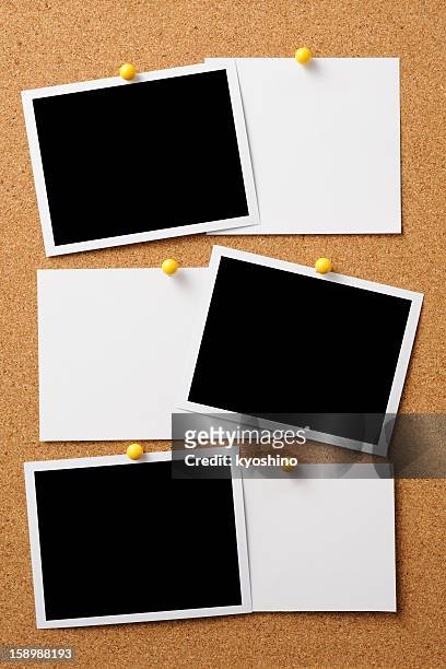 blanco photo con memo pinned en panel de corcho - tablón de anuncios fotografías e imágenes de stock