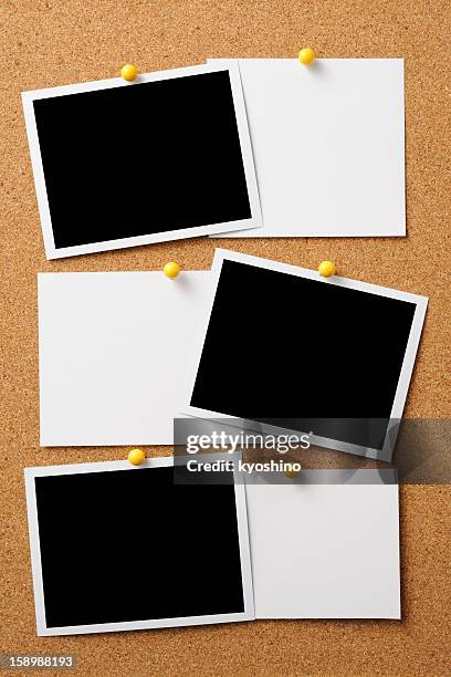 blank photo with memo pinned on cork board - anslagstavla bildbanksfoton och bilder