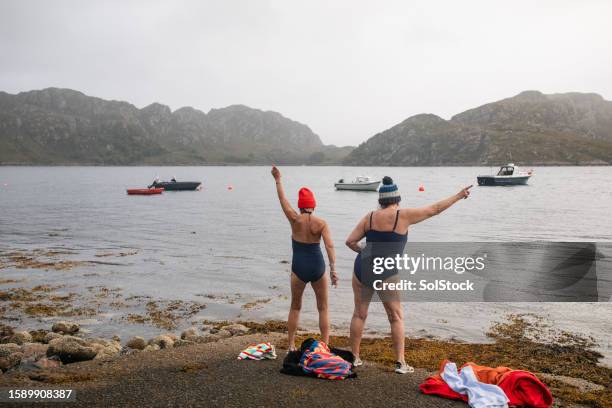 mouvements de danse sur le rivage - bobble hat photos et images de collection