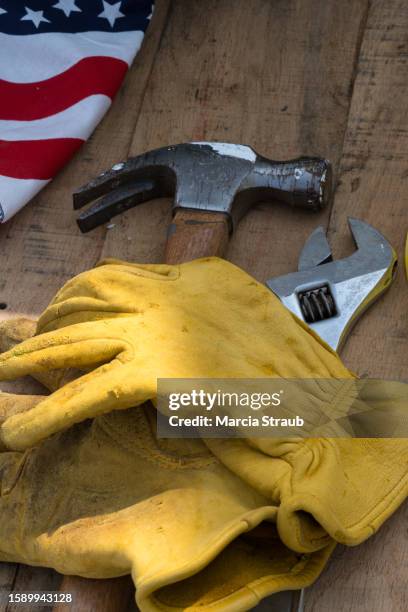 work gloves and tools with american flag - worktop stock-fotos und bilder