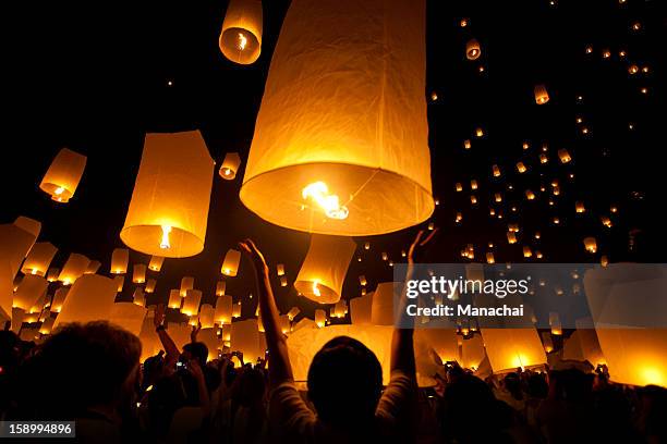 floating lantern festival - yi peng stock-fotos und bilder