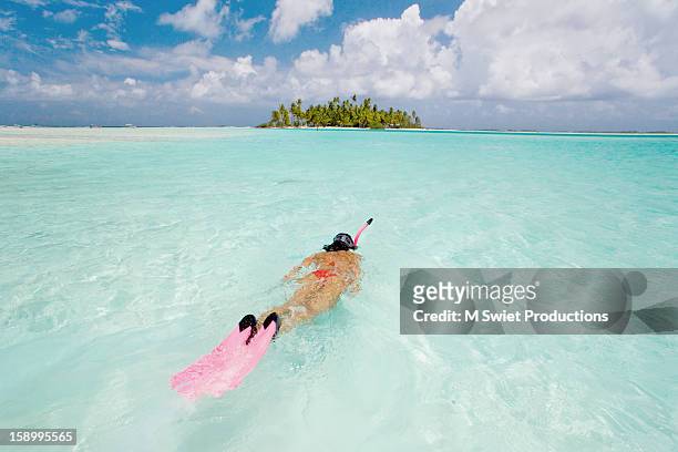 remote island atoll - insel tahiti stock-fotos und bilder