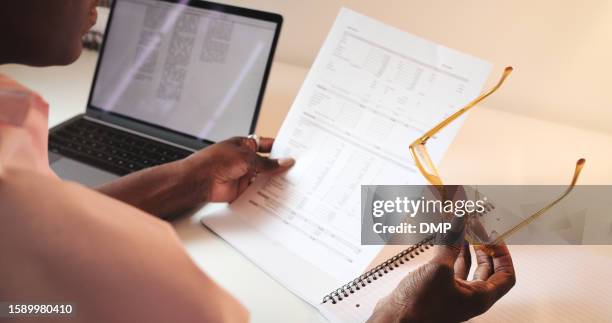 mãos, contador e mulher com documento para finanças, fiscal ou auditoria em escritório de negócios. papelada, auditor e pessoa com informações para escrituração, orçamento e leitura de dados para planejamento de investimentos - contracheque - fotografias e filmes do acervo