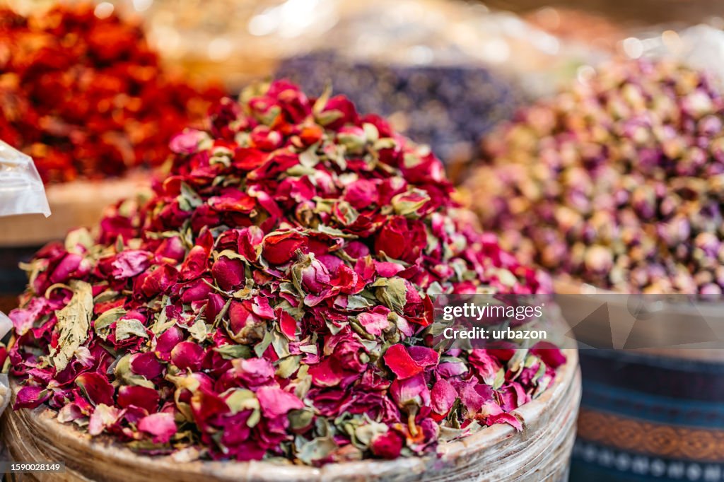 Feuilles de rose séchées pour le thé au bazar aux épices à Istanbul