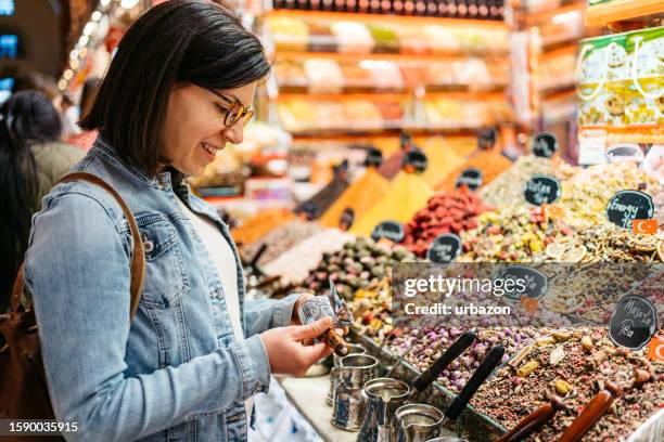 イスタンブールのスパイスバザールでコーヒーポットを持つ若い女性 - ジェズベ ストックフォトと画像