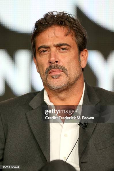Actor Jeffrey Dean Morgan speak onstage at the "Magic City" panel... Photo d'actualité - Getty