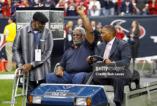 Former Houston Oilers running back Earl Campbell attends the game between the Houston Texans and the Cincinnati Bengals during their AFC Wild Card...