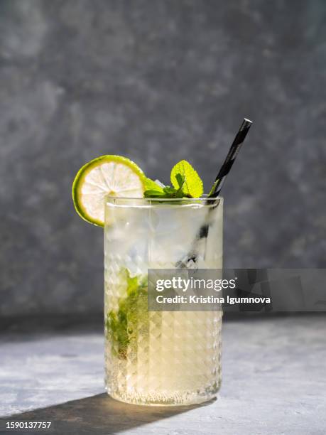 lemonade or mojito with a drinking straw. non alcoholic beverage - citroen frisdrank stockfoto's en -beelden