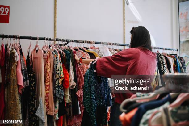 mujer comprando ropa en los ángeles, california - venta de artículos de segunda mano fotografías e imágenes de stock