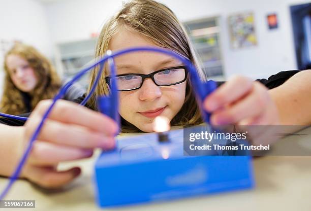 Pupils conducting a scientific experiment in a physics lesson at the Heinrich-Mann-School in the Neukoelln district of Berlin, Germany on November...