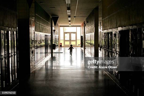 running down the hall - aula stock-fotos und bilder