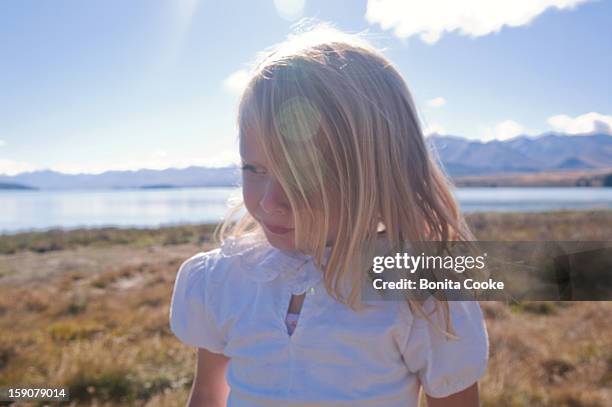 girl in sunshine at lake tekapo - tékapo fotografías e imágenes de stock