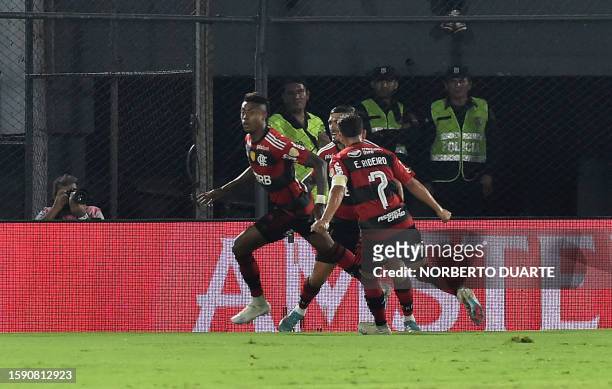 Flamengo's forward Bruno Henrique celebrates with his teammates Uruguayan midfielder Giorgian de Arrascaeta , and midfielder Everton Ribeiro after...
