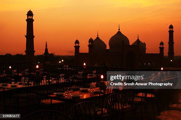 badshahi mosque - torenspits stockfoto's en -beelden