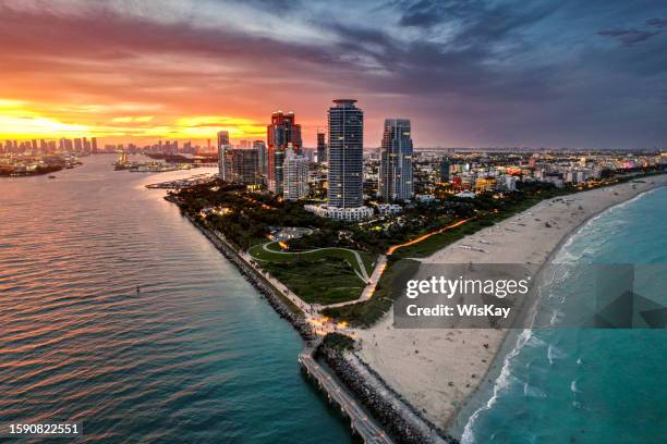 miami beach and miami downtownaerial sunset - playa de miami fotografías e imágenes de stock