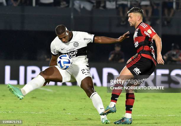 Olimpia's Colombian defender Jhohan Romaña fights for the ball with Flamengo's Uruguayan midfielder Giorgian de Arrascaeta during the Copa...