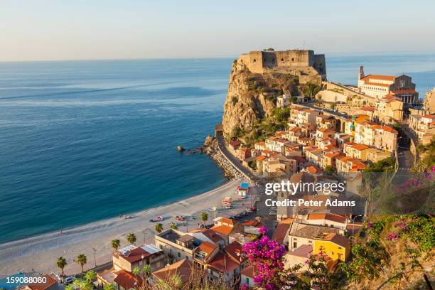 castello ruffo, scilla, calabria, italy - calabrië stockfoto's en -beelden