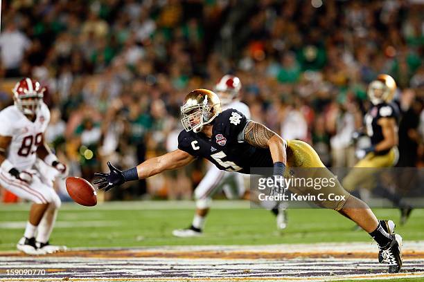 Manti Te'o of the Notre Dame Fighting Irish tries to make a play on the ball against the Alabama Crimson Tide during the 2013 Discover BCS National...