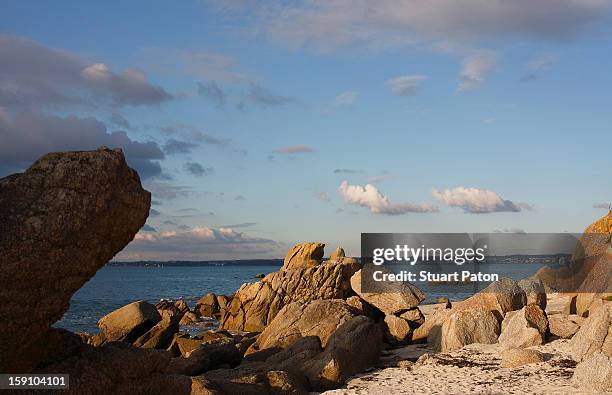 rocky shoreline and clouds, beg meil, brittany - rocky coastline - fotografias e filmes do acervo